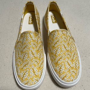 Super cute yellow keds slide. Size 9